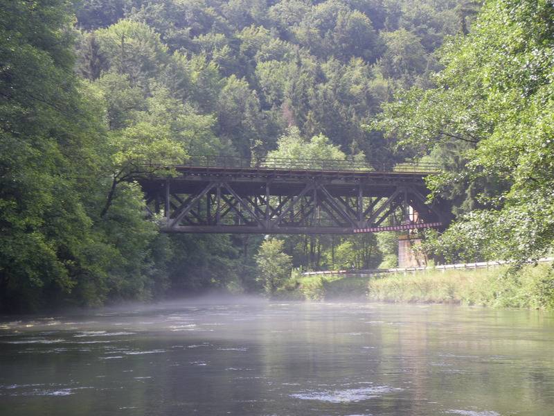 Eisenbahnbrücke und Nebel