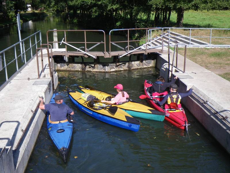 Faltboote in der Schleuse