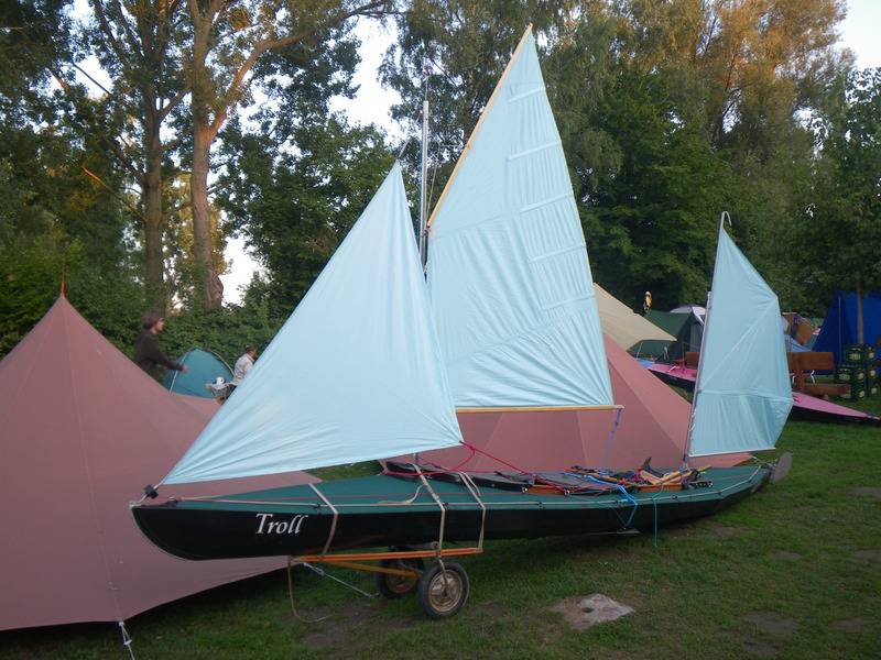 Faltboot mit Besegelung