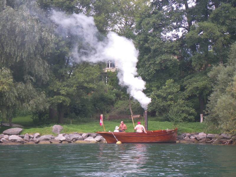 Dampfboot am Ufer