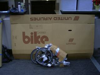 flugfertig verpackt, dahinter ein Karton für normale Fahrräder